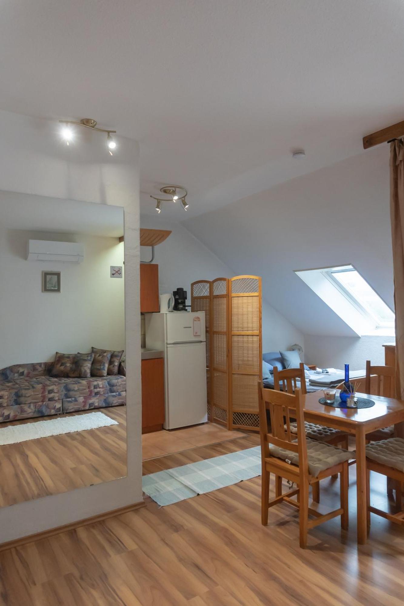 Rent A Scooter Vendeghaz Apartment Zamardi Bagian luar foto